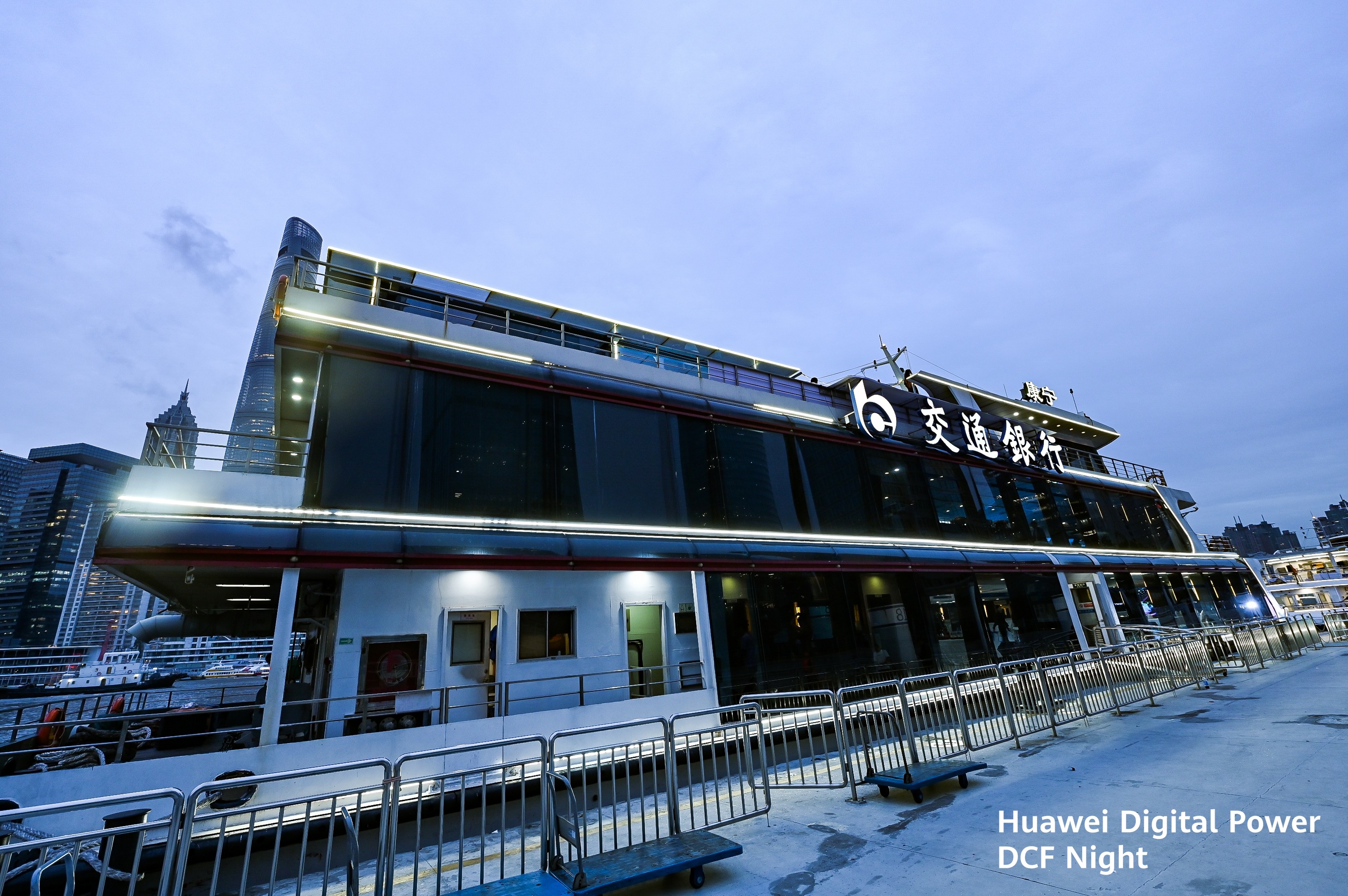 康宁号

太平号
游船
容      纳    10-36桌

游轮婚礼   一层宴会厅 20桌；二层宴会厅 12桌；

  ‘​           三层甲板可容纳200人





婚礼套餐                            元  
​​​ 92800 

太平号
含 10桌婚宴   （3680元/桌餐标）

游轮全天使用权 ；且航行2小时



标准婚庆布置；VIP婚庆流程策划